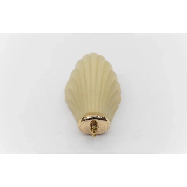 1960s Shell-Shaped Cream Satin Glass Wall Light, Italy, 1960s For Sale - Image 5 of 10