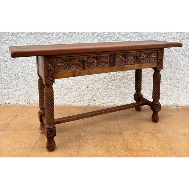 Walnut console from the late 19th century with tablet top on a frieze with two drawer fronts decorated with carved and...