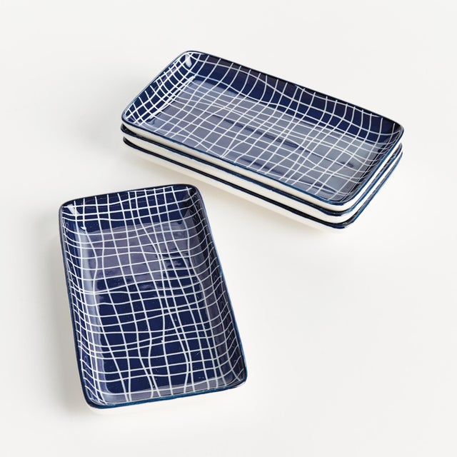 Set the table with a modern composition in blue. This set of 4 petite stoneware trays is made of dishwasher and microwave...