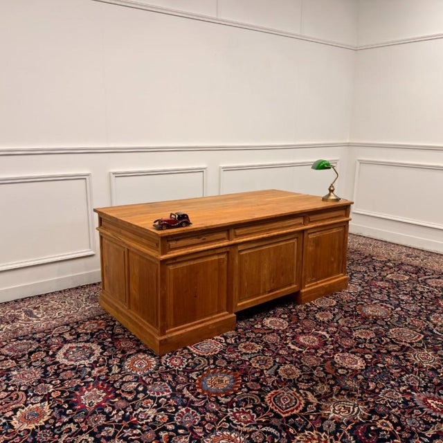 Large English Desk with Back Panel, in Very Good conditions. Designed 1890 to 1919