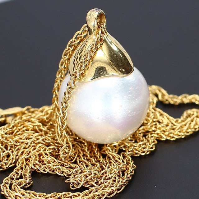 This long 18k yellow gold necklace is where the stunning 16.5mm pearl hanging from it calls home. A simple design to...
