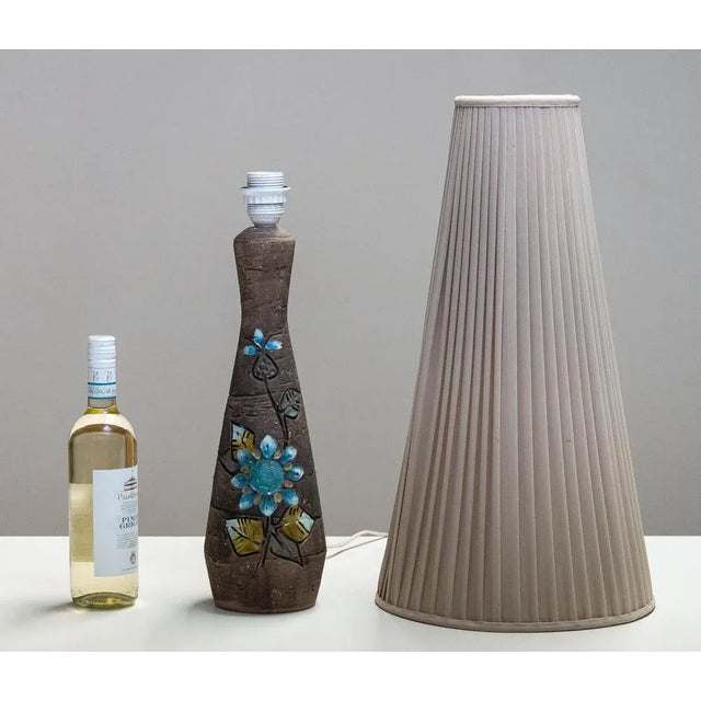 Beautiful large stoneware table lamp in semi Brutalist style by Tilgmans Keramik from Sweden. The given dimensions are the...