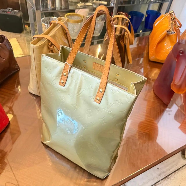 A 2001 Louis Vuitton Green Vernis and Vachetta Reade Gm Tote Bag For Sale - Image 11 of 11