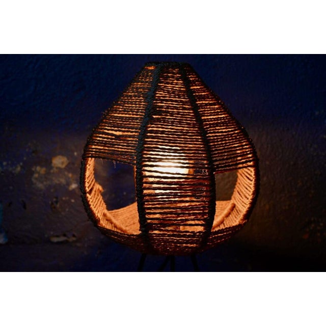 1950s Mid-Century Modernist Tripod Table Lamp in Metal and Rope, France, 1950s For Sale - Image 5 of 9