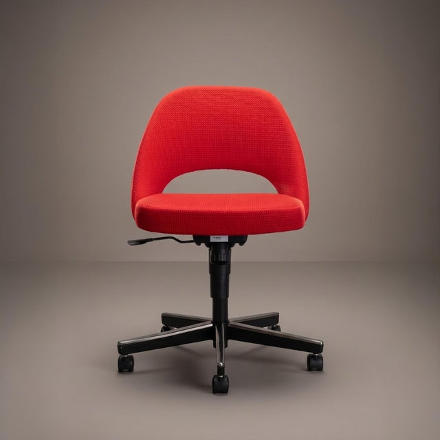 Mid-Century Modern Knoll Saarinen Executive Armless Office Desk Chair in Cato Fire Red, Swivel Base For Sale - Image 3 of 7