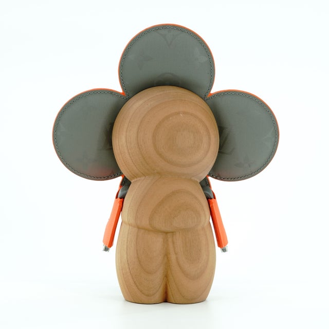 Brand: Louis Vuitton Type: Decoration Model: Vivienne Fluo Designer: Kim Jones Collection: Fall-Winter 2018 men's show...