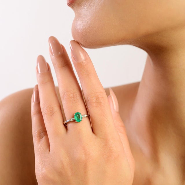 Elegant 0.85 Carat May Birthstone & Diamond Solitaire 925 Silver Ring - Size 7 For Sale - Image 4 of 11