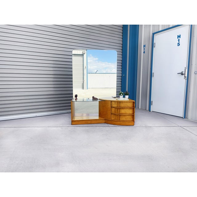 This iconic mid-century modern vanity by Heywood-Wakefield showcases the brand's celebrated Streamline Modern aesthetic...