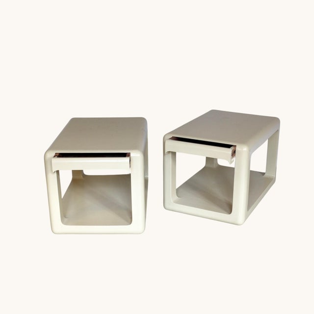 1970s Tables with Rounded Corners, Double-Tiered Top and Glossy Cream Lacquer Finish on Wooden Frame in the style of Ligne Roset, France, 1970s, Set of 2 For Sale - Image 5 of 5