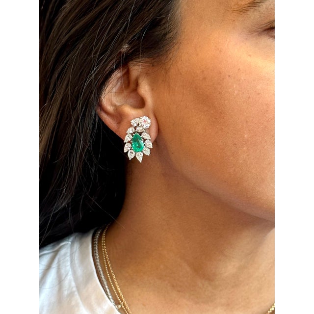 GIA Certified F1 4ct Colombian Emerald & 2 Gia Diamond FVVS2 Earrings 18kw Gold For Sale - Image 14 of 18