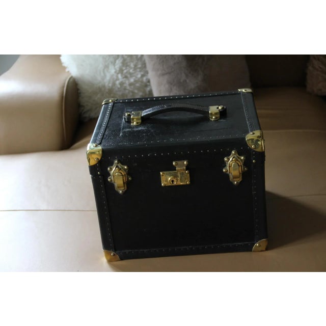 This beautiful vanity case features beautiful black leather and brass hardware. Its main lock, corners, and 2 latches are...