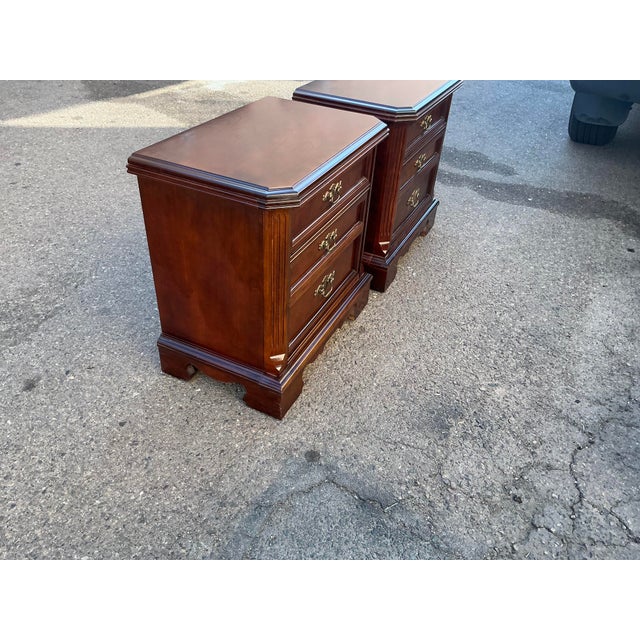 Bassett 1980s Pair of Basset Mahogany Nightstands For Sale - Image 4 of 13