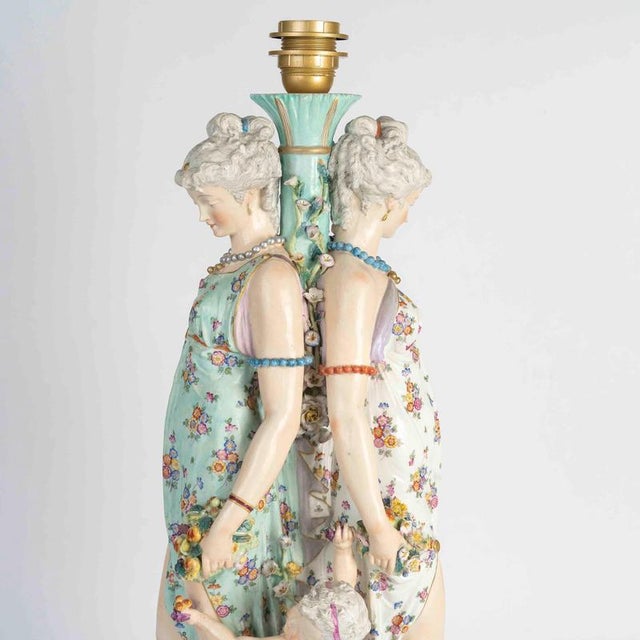 Early 20th-century table lamp, napoleon iii style, made of saxon porcelain. H: 67 cm, w: 32 cm, d: 32 cm up to 250v...