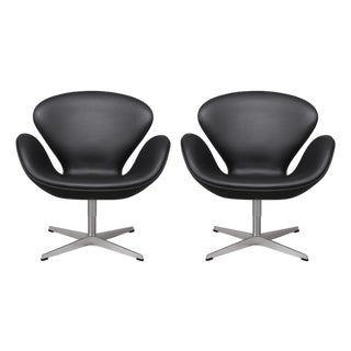 Vintage Swivel Swan Chairs in Black Leather by Arne Jacobsen for Fritz Hansen, 1950s, Set of 2 For Sale