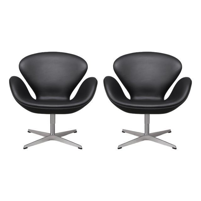 Vintage Swivel Swan Chairs in Black Leather by Arne Jacobsen for Fritz Hansen, 1950s, Set of 2 For Sale