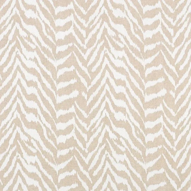 This loose interpretation of an animal pattern delivers the aura of the exotic in a laidback linen cotton blend screen-...