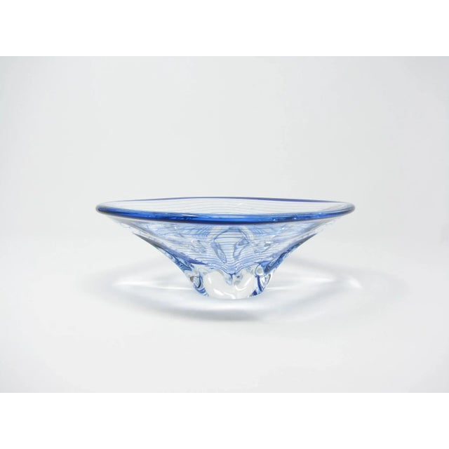 Mid 20th Century Vintage Vicke Lindstrand Style Studio Art Glass Centerpiece Bowl With Encased Blue Spiral Thread Unsigned For Sale - Image 5 of 13