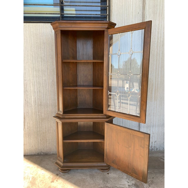 1920s 20th Century Spanish Colonial Corner Vitrine With Lead Solders in Glass For Sale - Image 5 of 12