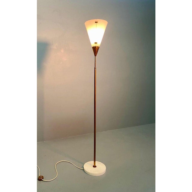 Mid-Century Modern Acrylic Glass and Brass Floor Lamp by Giuseppe Ostuni for Oluce, 1959 For Sale - Image 3 of 9