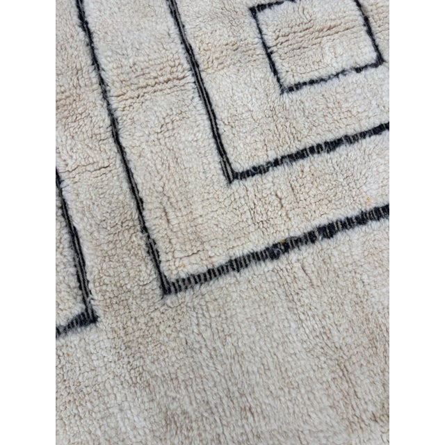 Mid-Century Modern Minimal Moroccan Wool Rug With Graphic Line For Sale - Image 3 of 8