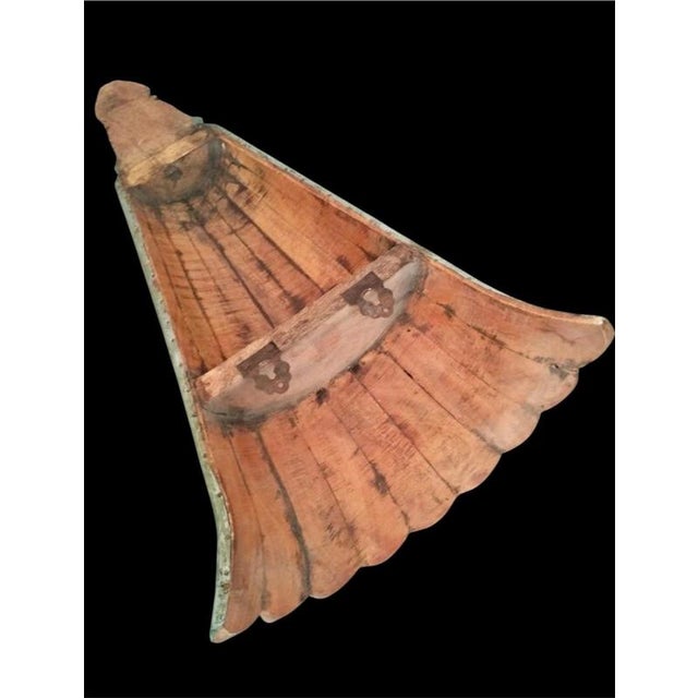 French Art Deco Fan-Shaped Wall Sconce in Carved Wood and Aluminium, 1930 For Sale - Image 4 of 6