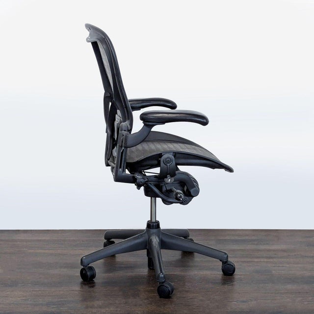Herman Miller Herman Miller Aeron Ergonomic Mesh Office Chair - Adjustable Armrests For Sale - Image 4 of 9