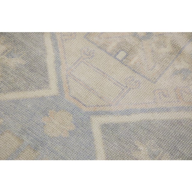 This modern Turkish Oushak rug is a stunning piece of art that has been handwoven using traditional techniques by skilled...