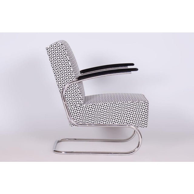 Made by Mücke Melder, an influential modernist furniture manufacturer specializing in tubular steel designs. The chrome...