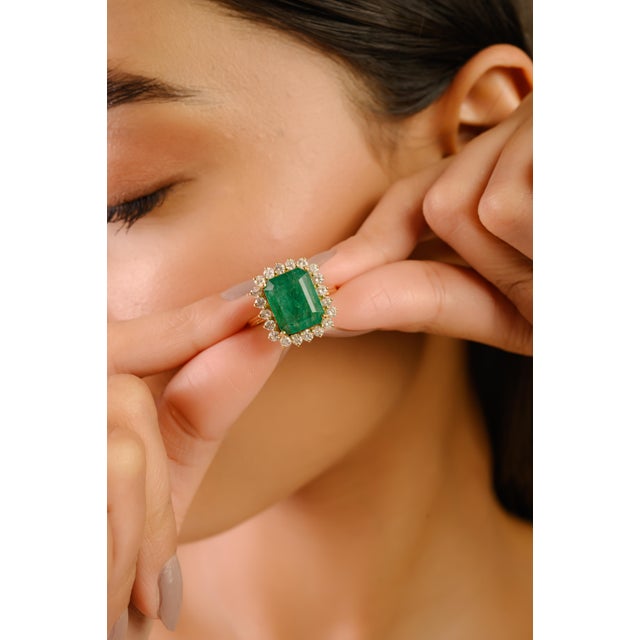7.22Ct Zambian Emerald Halo Diamond Bridal Cocktail Ring Size 5.5 in 18k Solid Gold For Sale - Image 4 of 17