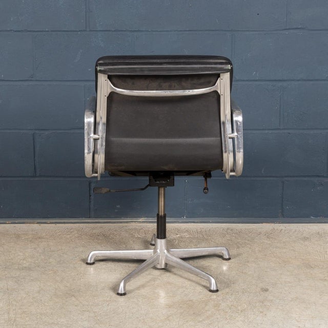 1960s Vintage EA217 Chair in Black Leather by Charles & Ray Eames for ICF, 1969 For Sale - Image 5 of 18