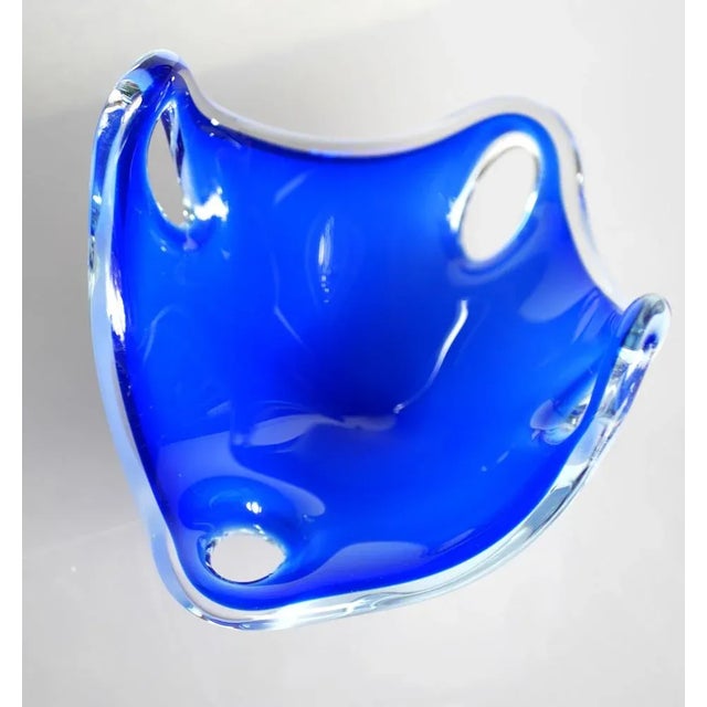 White Mid-Century Modern Glass Art Coquille Bowl by Paul Kedelv for Flygsfors For Sale - Image 8 of 10