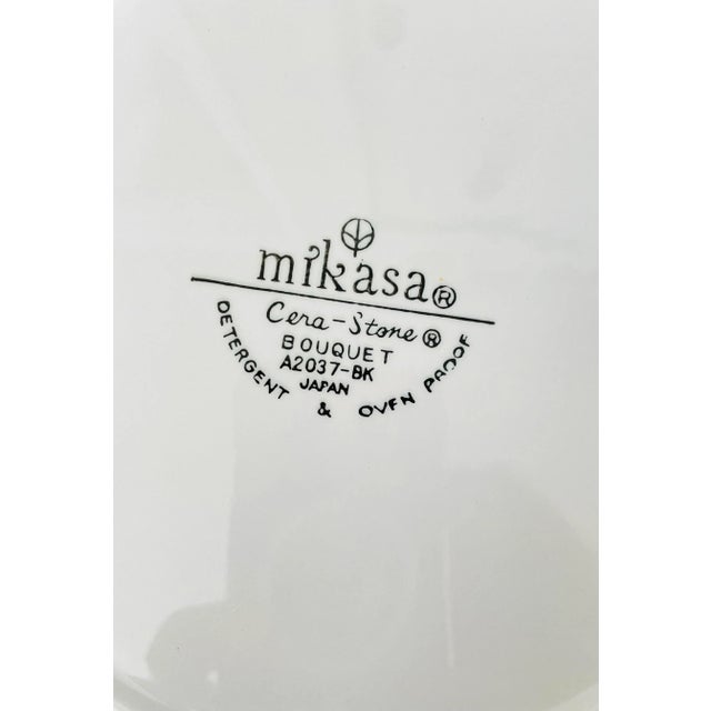 5 Mikasa Bouquet Dinner Plates Cera-Stone A2037 Black White 1960s Flower Power For Sale In San Francisco - Image 6 of 6