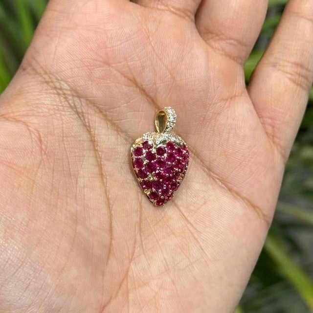 Whimsical Ruby Strawberry Pendant 2.55ct in 14k Yellow Gold With Pave Diamonds For Sale In New York - Image 6 of 16