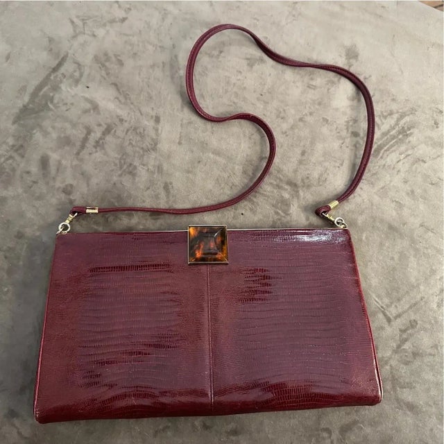 An Elegant 1950s Burgundy Leather and Bakelite Clasp Italian Shoulder Bag For Sale - Image 10 of 11