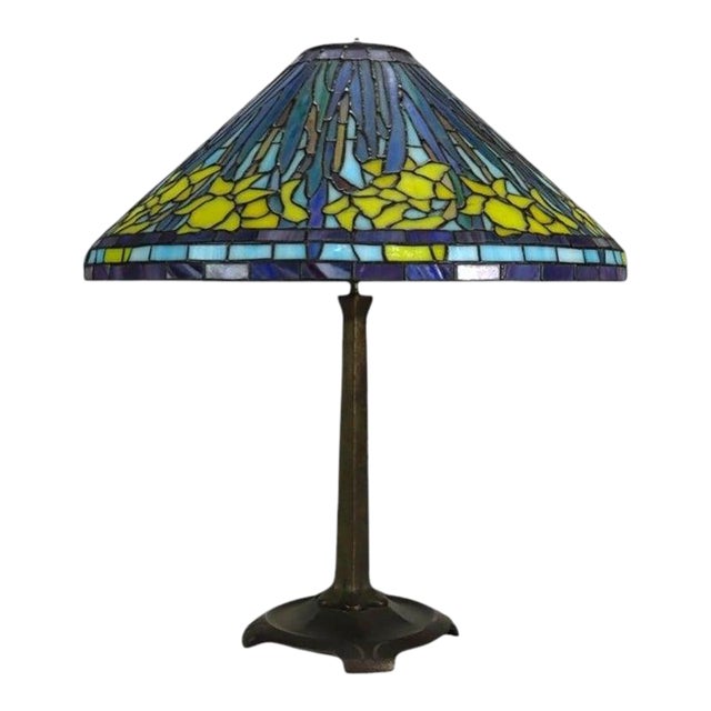 Late 20th Century Tiffany Style Leaded Stained Glass Daffodil Table Lamp With Bronzed Base For Sale