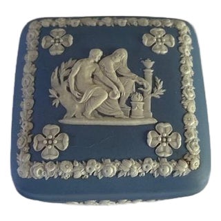 Mid 20th Century Wedgwood Blue and Cream Neoclassical Lidded Trinket Box For Sale