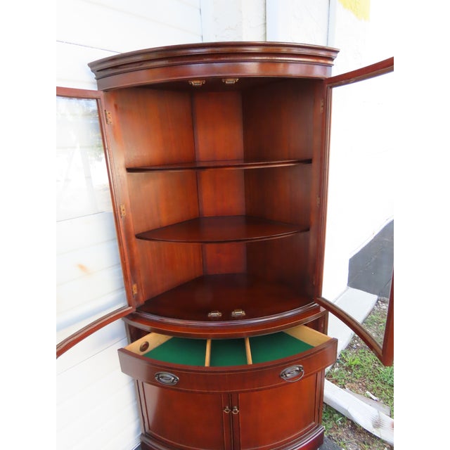 Bassett Furniture Bassett Mahogany Inlay Corner China Display Cabinet Cupboard 6913 For Sale - Image 4 of 18