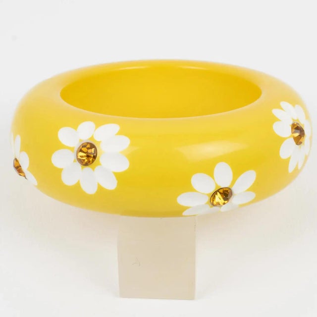 2000 - 2009 Massive Yellow Resin Bracelet Bangle with Carved Daisy Flowers For Sale - Image 5 of 7