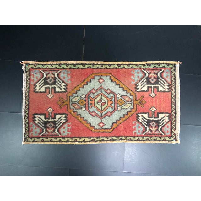 Size is; 3′ ft x 1′.6″ Ft, 91 x 49 cm vintage Turkish anatolian small rug style.
