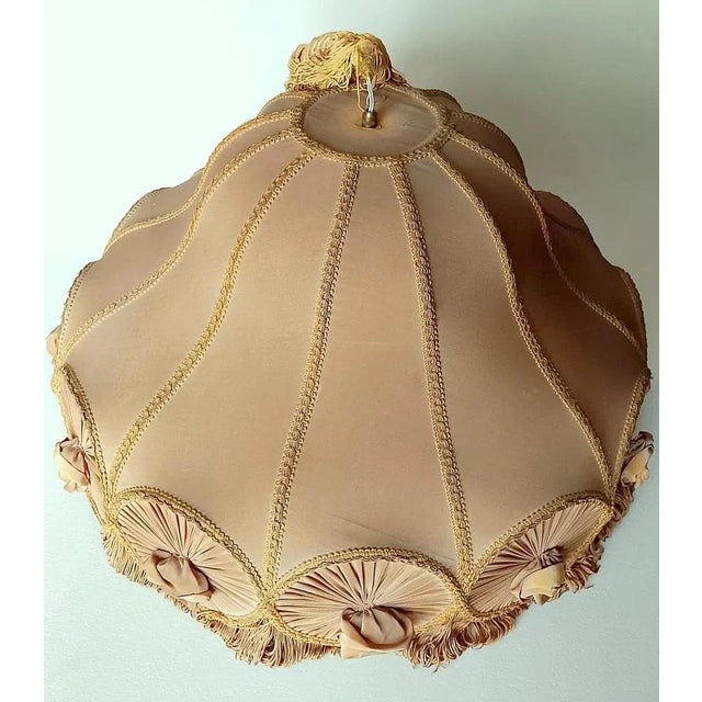 Very elegant large pleated pendant lamp in beige tones, made to order with masterly craftsmanship, Italy, circa 1950-60 Up...