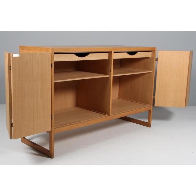 Wood BM57 Sideboard in Oak and Brass by Børge Mogensen for Lauritsen & Søn, 1960s For Sale - Image 7 of 11