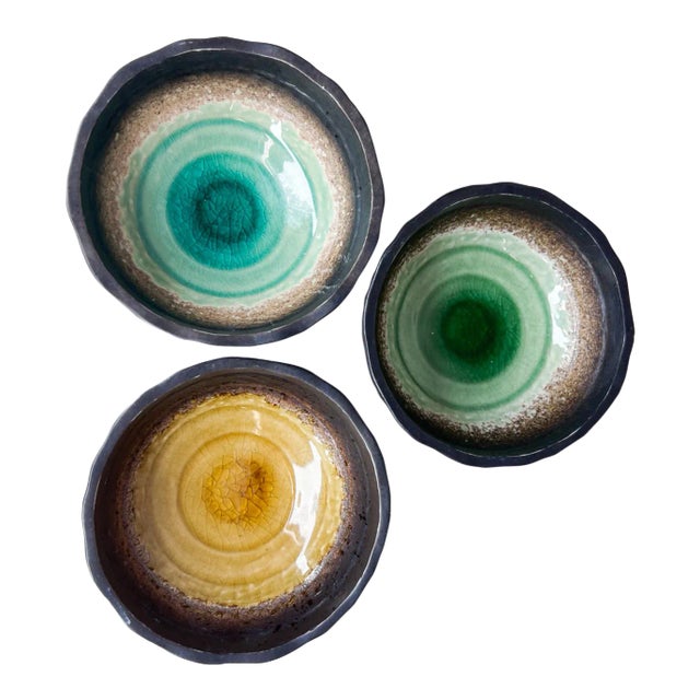 1960s Modern Japanese Small Enamel Bowls in Varied Colors Tripod Base - Set of 3 For Sale