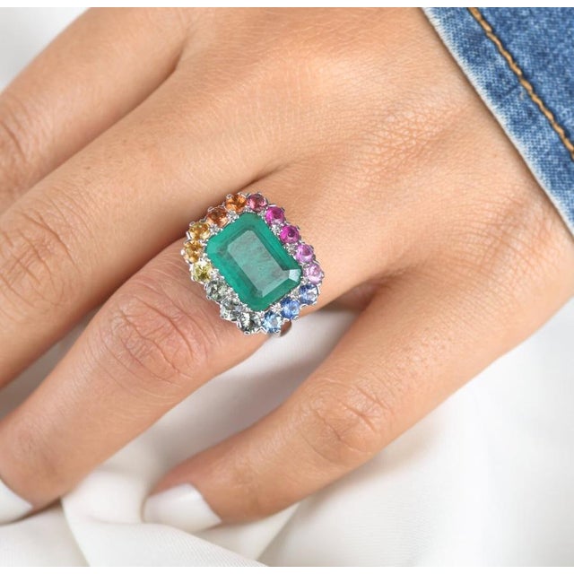 Contemporary Natural 5.96 cts Zambian emerald & 1.46 cts rainbow sapphire ring in 18k gold For Sale - Image 3 of 18