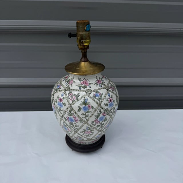Mid 20th Century Chinoiserie Rope Trellis and Floral Patterned Table Lamp For Sale In Columbia, SC - Image 6 of 10