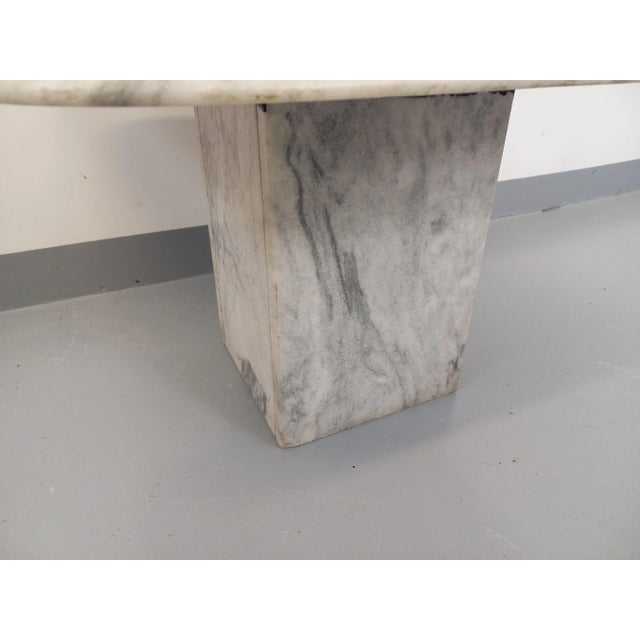 Very beautiful vintage coffee table in gray veined white marble from the 70s, Carrara marble type, Italian design, square...