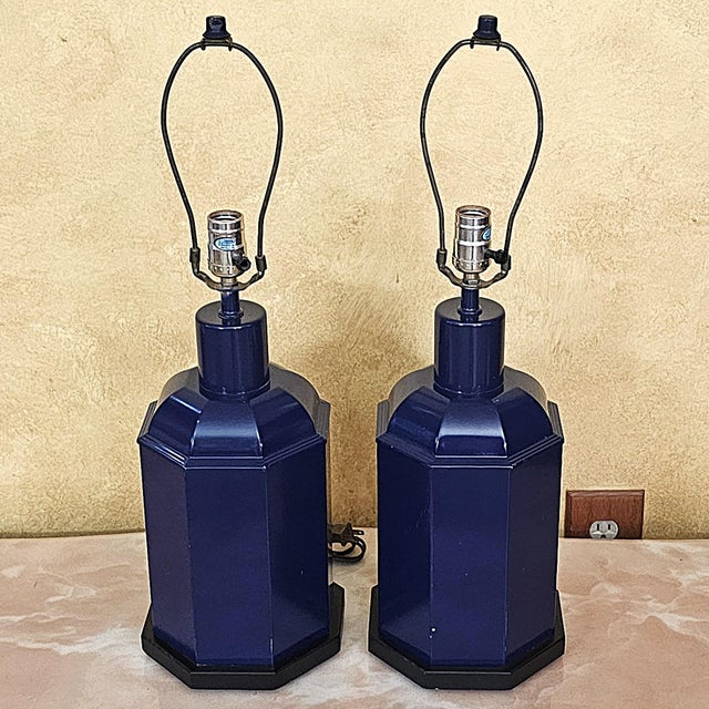 Pair of Vintage Cobalt Blue Tole Tea Caddy Table Lamps – Made in Usa For Sale - Image 9 of 18