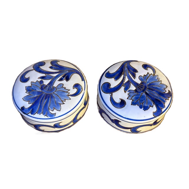 Ceramic Blue & White Chinese Porcelain Lidded Ginger Jars - A Pair For Sale - Image 7 of 12