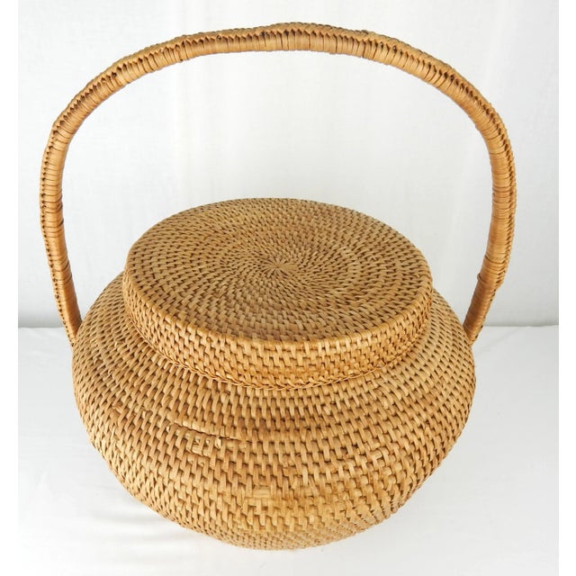 Late 20th Century Large Hand-Woven Vintage Basket With Handle and Lid For Sale - Image 5 of 12