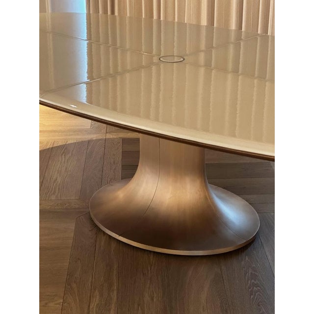 This oval dining table by Giorgetti, designed by Roberto Lazzeroni and created in 2018, is a striking example of...