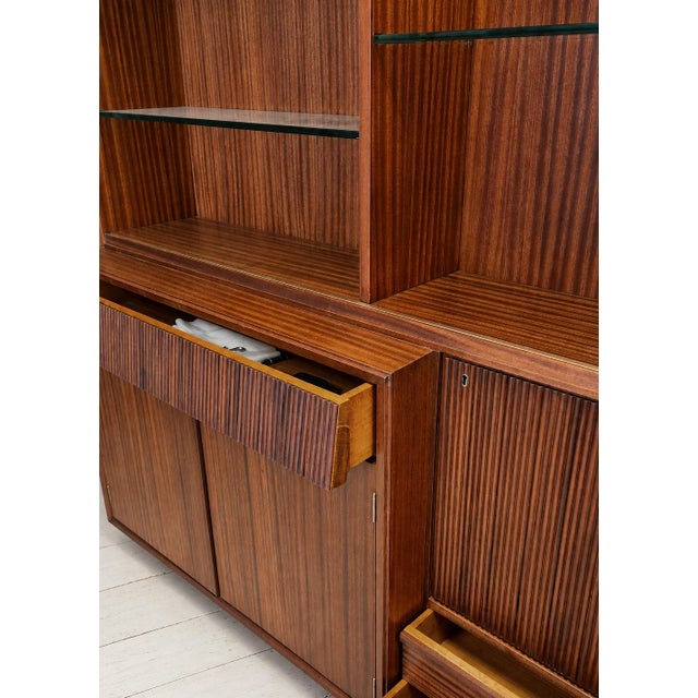 Mid-Century Modern Italian Bookcase in Striped Mahogany, 1950s For Sale - Image 4 of 9